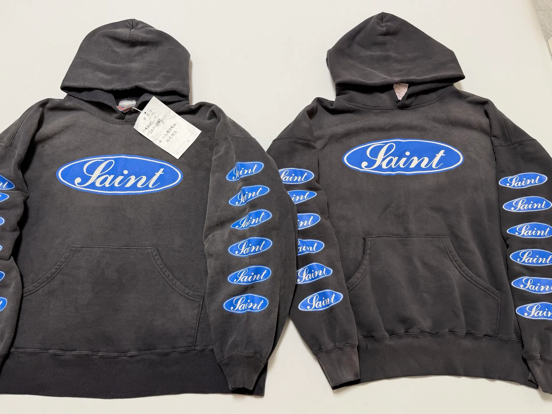 Pattern vs Original SAINT Mxxxxxx HOODIE/LOVE AMONG/BLK Blue SAINT Barrage Slogan Hoodie Washed Black S-XL The latest version has been modified many times. The version is closer to the original version and has a stronger street flavor! Heavy washing with water-sprayed fading process for stronger distressing effect. Handmade wormhole destruction treatment. Authentic level extreme distressed crack printing. The main mark and wash mark are all correct versions.